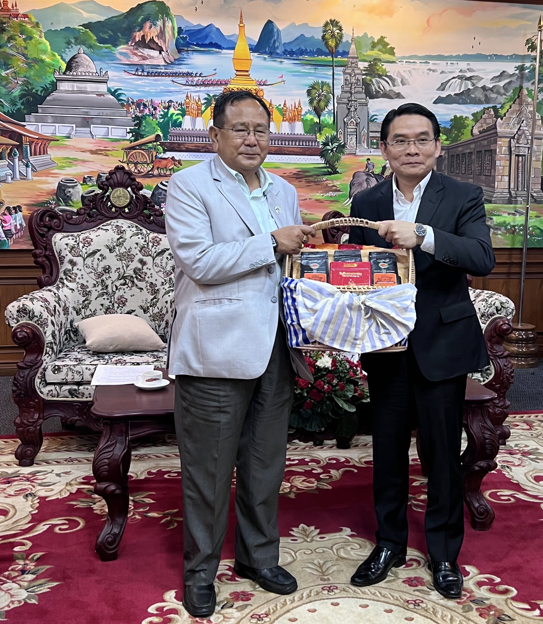 Meeting of Hon'ble MoS Dr. Rajkumar Ranjan Singh with H.E. Dr. Vilayvong Bouddakham, Governor of Champasak Provice, Lao-PDR